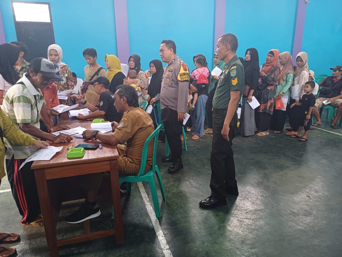 Agar Tepat Sasaran, Polsek Ciamis Giat monitoring pendistribusian Bansos Berupa Beras di Desa Jelat