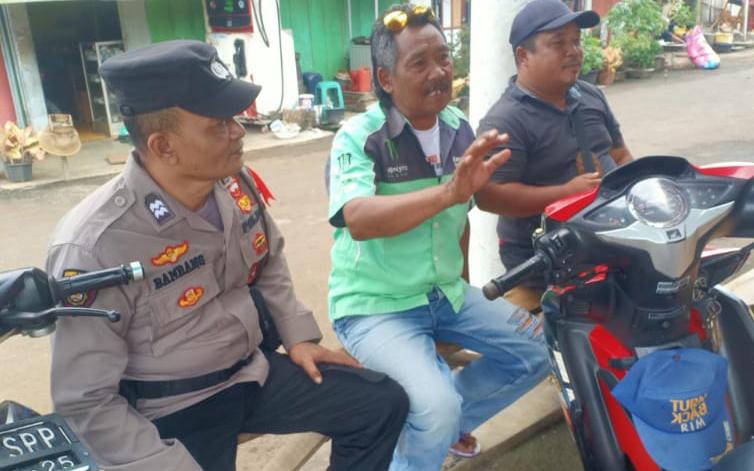 Ops Mantap Brata, Kanit Samapta Polsek Sukadana Polres Ciamis Dialogis ke Warga Desa Margaharja