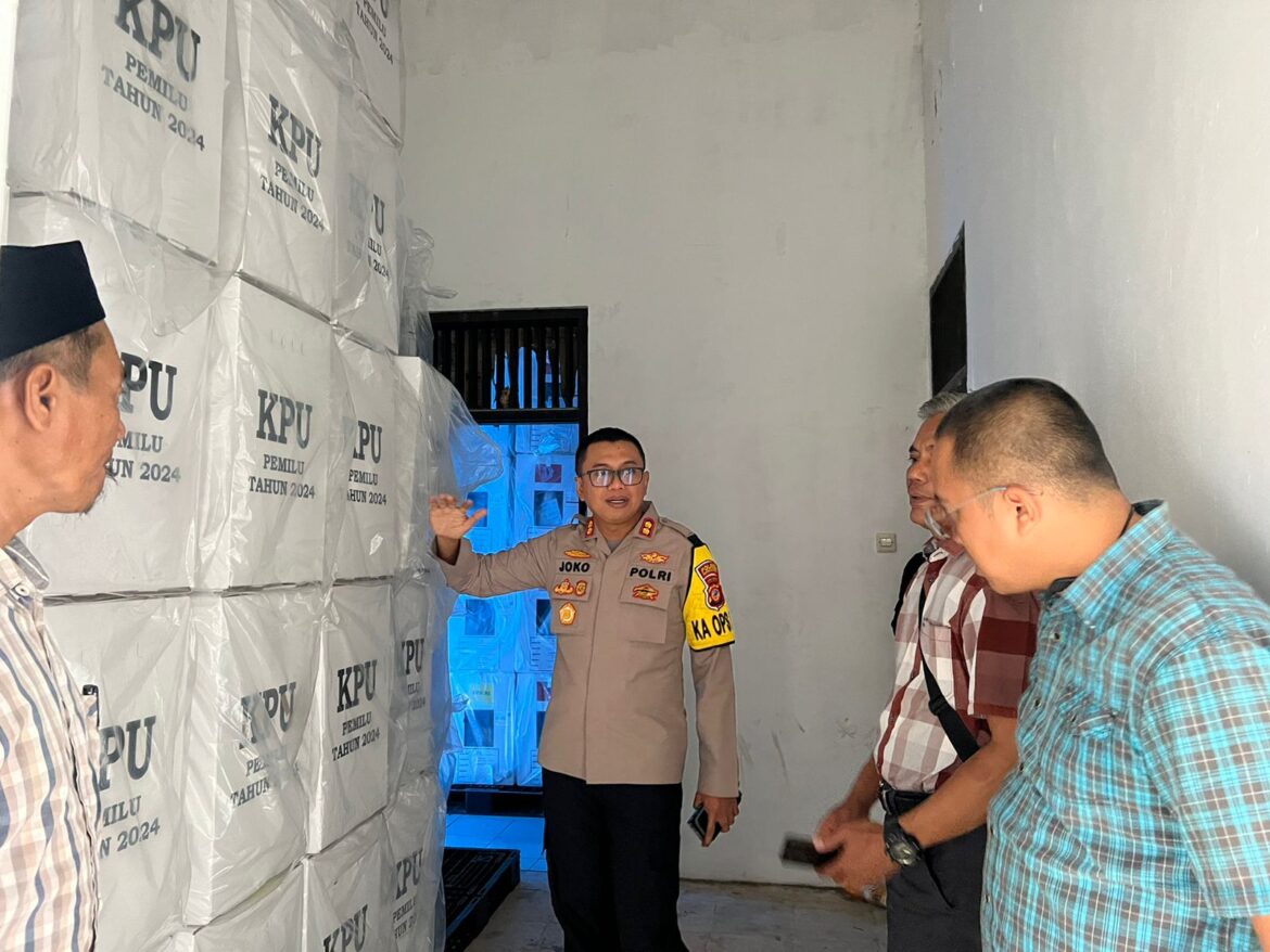 Sambangi Gudang Logistik KPU, Kapolres Tasikmalaya Kota Pastikan Penyimpanan Aman dan Distribusi Lancar