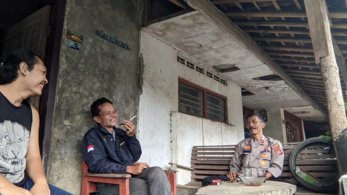 Polsek Cikoneng Polres Ciamis Giat Kunjungan Silaturahmi kepada Warga Desa Sukasenang