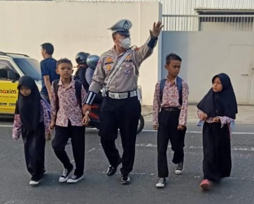 Bantu Anak Menyebrang, Polsek Cikoneng Polres Ciamis Siagakan Personel di Depan Sekolah