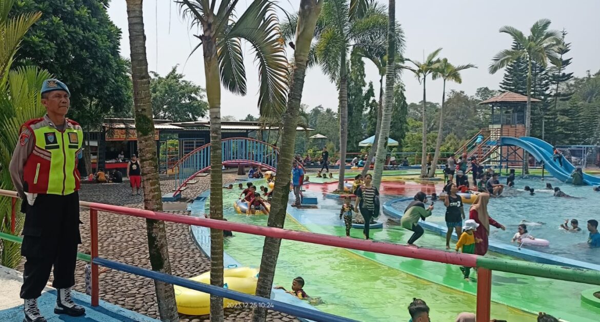 Berikan Rasa Aman, Polsek Cipaku Polres Ciamis Giat Monitoring Obyek Wisata Waterboom