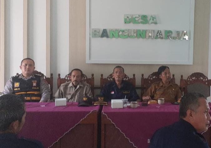Polsek Cisaga Polres Ciamis Dampingi Personel Binmas Beri Pembinaan Satkamling di Desa Bangunharja