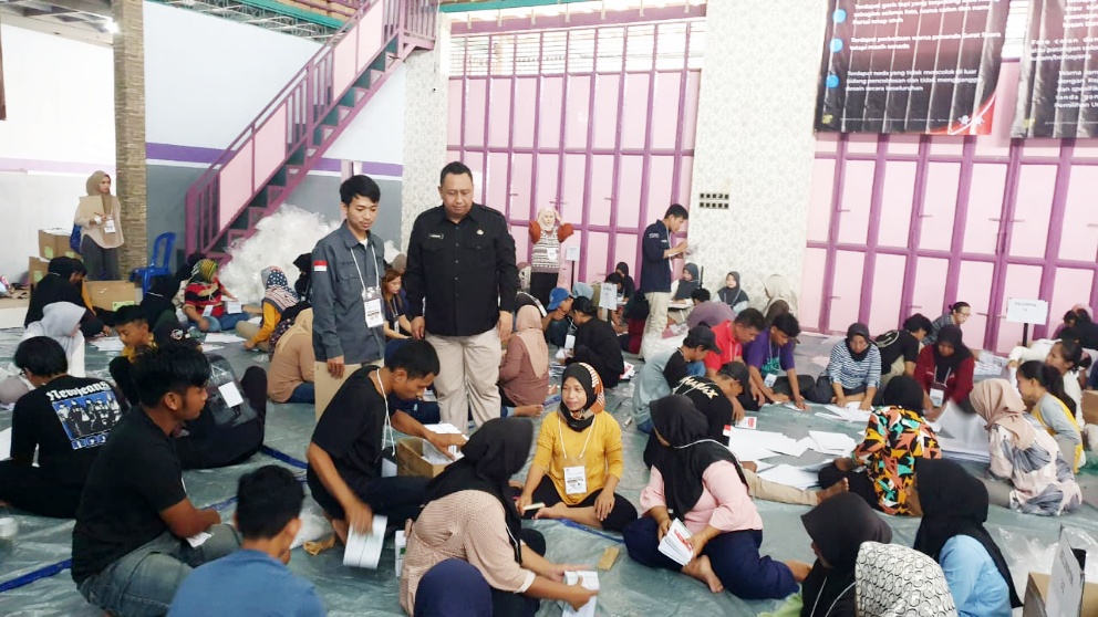 Hari Pertama Sortir lipat Kertas Suara, KPU Ciamis Temukan 126 Kertas Suara Ruksak
