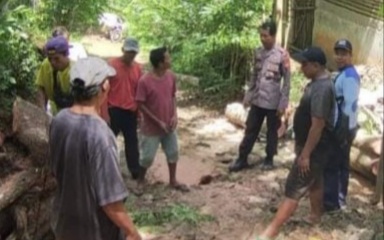 Polsek Pamarican Polres Ciamis Datangi TKP Penggilingan Padi yang Tertimpa Pohon di Desa Mekarmulya