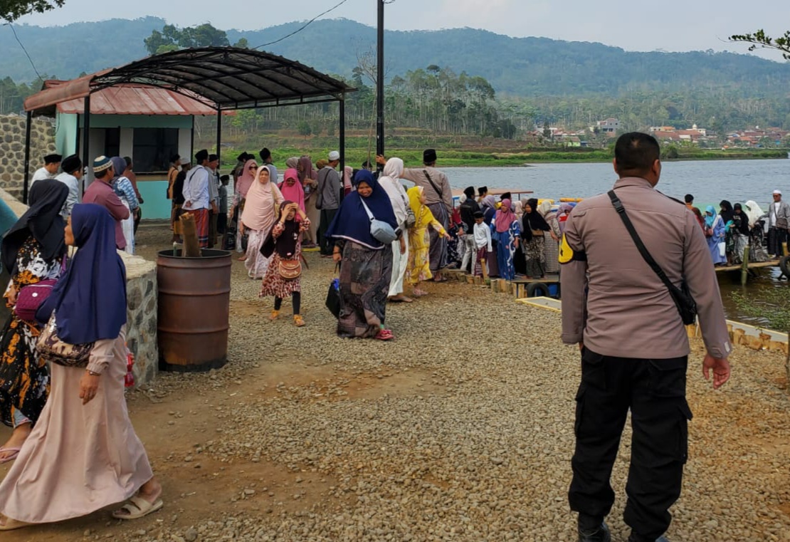 Polsek Panjalu Polres Ciamis Cek Kegiatan Warga di Obwis Situ Lengkong Panjalu