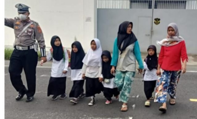 Bantu Anak Menyebrang, Polsek Cikoneng Polres Ciamis Siagakan Personel di Depan Sekolah