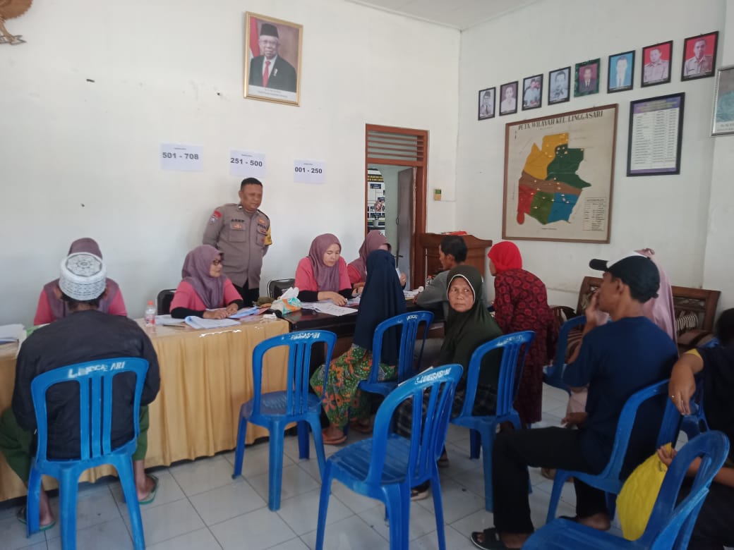 Polsek Ciamis Polres Ciamis Awasi Distribusi Bapanas Beras 10 Kg ke Warga Linggasari