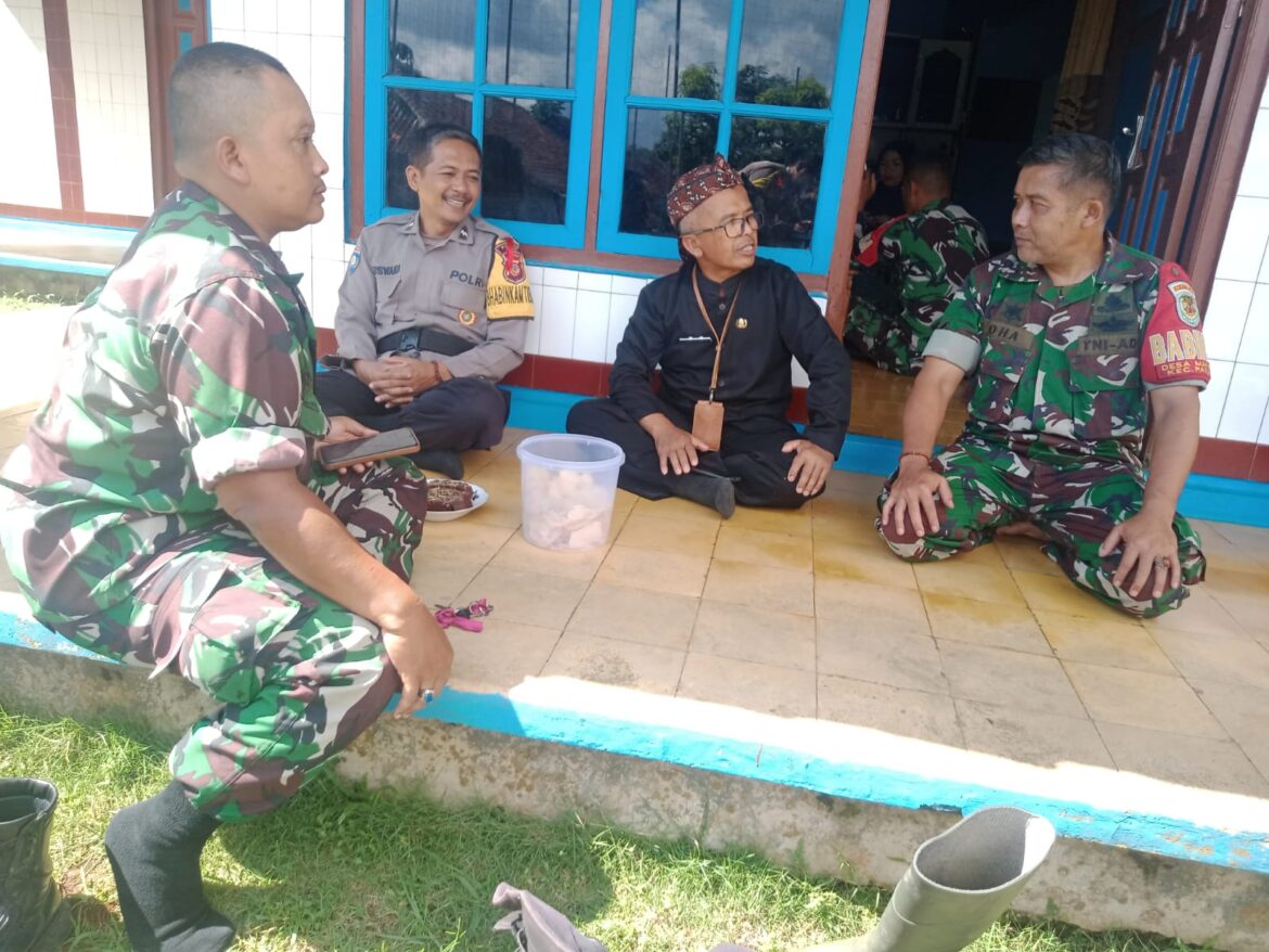 Ops Mantap Brata, Kanit Binmas Polsek Panjalu Polres Ciamis Datangi Warga Mekarwangi