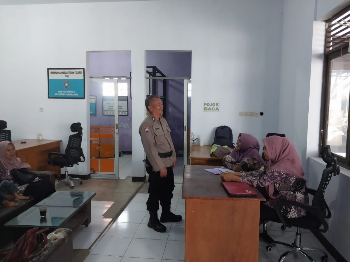 Ops Mantap Brata, Polsek Panumbangan Polres Ciamis Patroli Dialogis ke Warga Kertaraharja