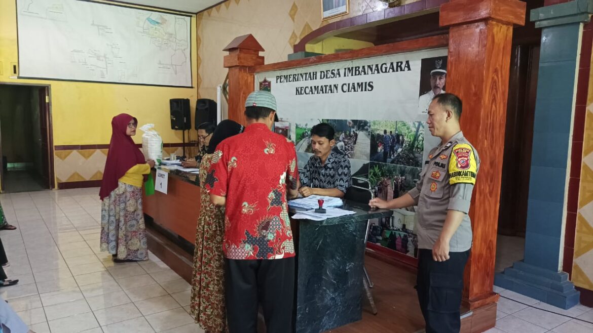 Polres Ciamis Giat Monitoring Penyaluran Bantuan Pangan Beras di Desa Imbanagra