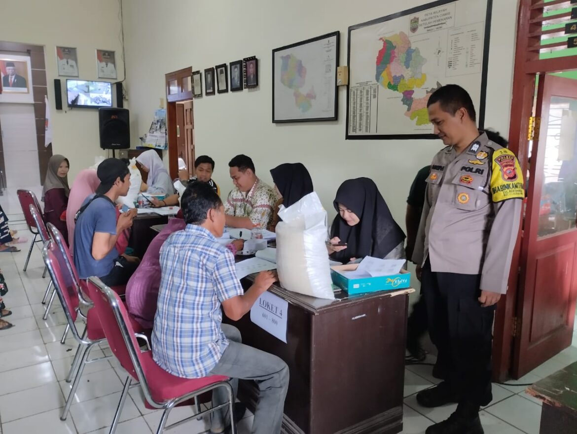Polsek Cijeungjing Polres Ciamis Giat Monitoring Penyaluran Bantuan Pangan Beras Bulog Kepada Warga