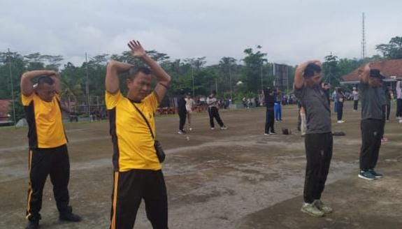 Polsek Cimaragas Polres Ciamis Giat Senam Sehat Bersama Petugas Pemilu di Lapang Mulya Desa Beber