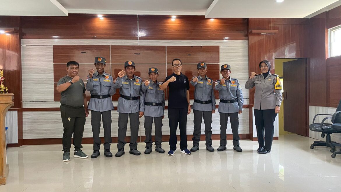 Polsek Ciamis Melaksanakan Kunjungan Silaturahmi Kepada Linmas Desa Mekarjadi Jelang Pemilu 2024