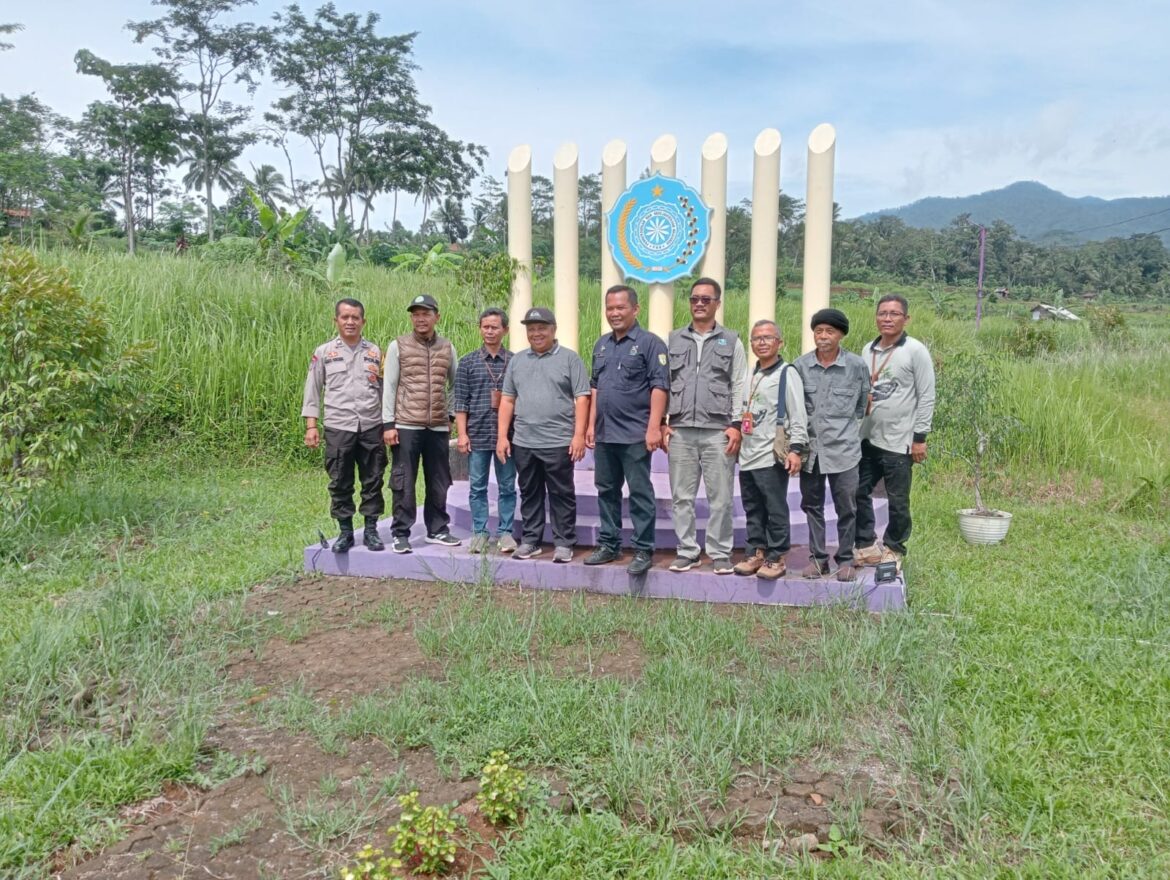 Bersama Dinas Kehutanan Provinsi Jabar, Polsek Cipaku Giat Jumat Menanam