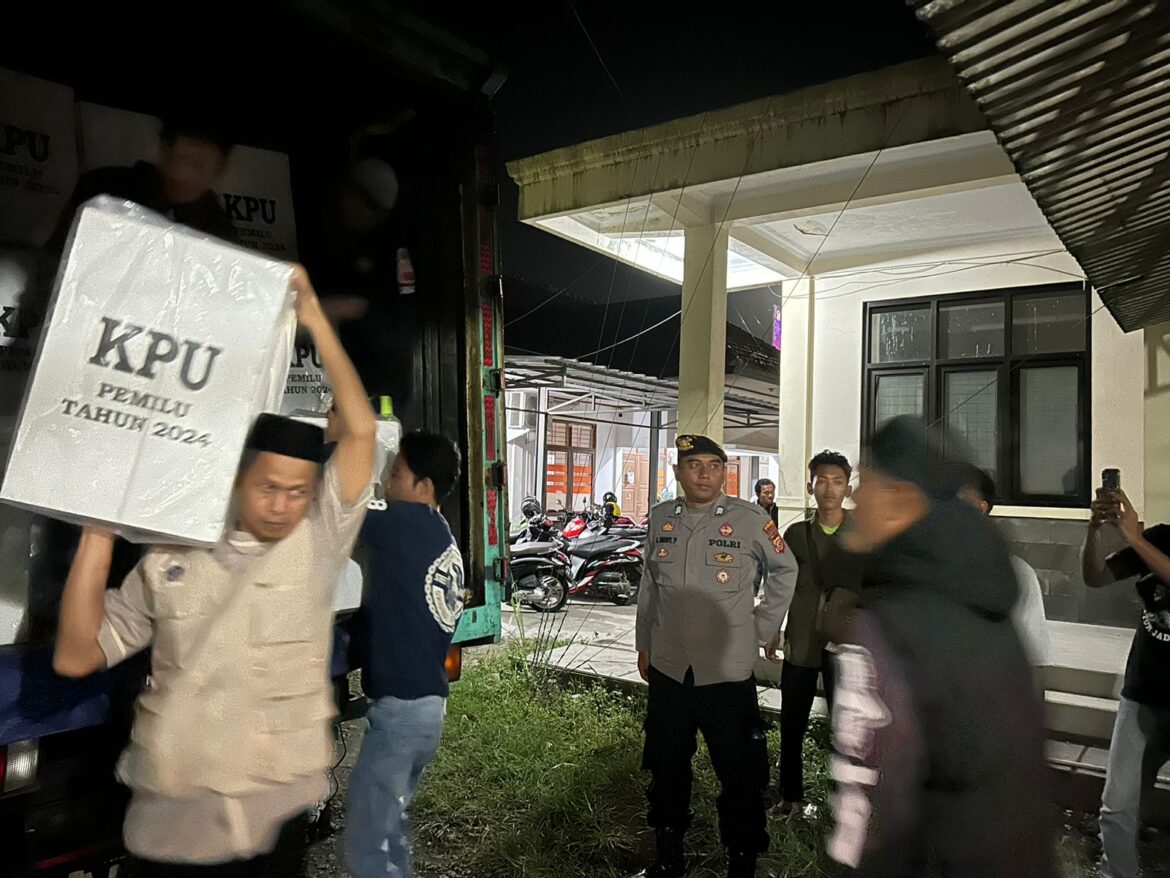 Polres Ciamis Amankan Pendistribusian Logistik Pemilu ke Tingkat PPK Kecamatan Banjarsari