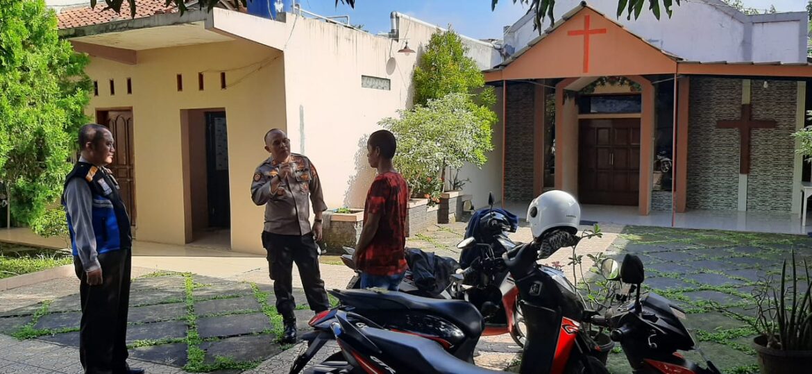 Ops Mantap Brata, Polsek Banjarsari Polres Ciamis Monitoring Ibadah Minggu di Gereja