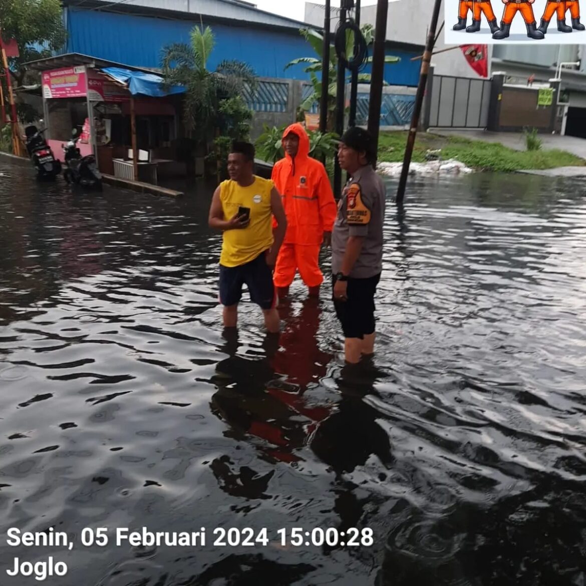 Respons Cepat Bhabinkamtibmas: Penanganan Genangan Air di Joglo, Jakarta Barat