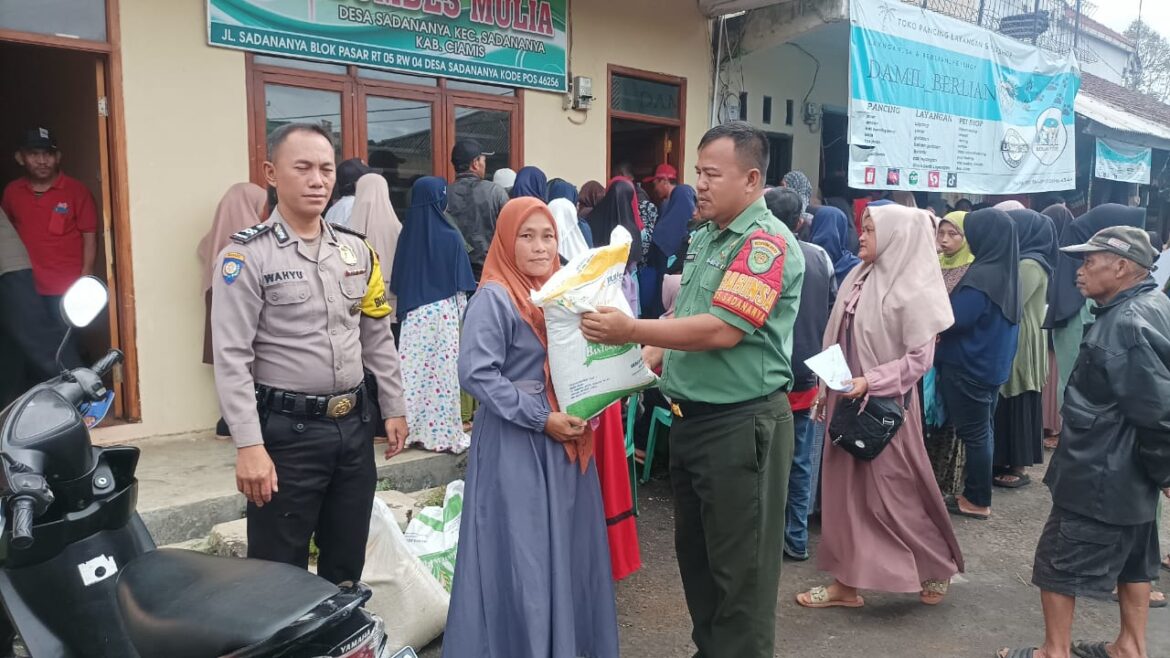 Polsek Ciamis Polres Ciamis Awasi Distribusi Bapanas Beras 10 Kg ke Warga Sadananya