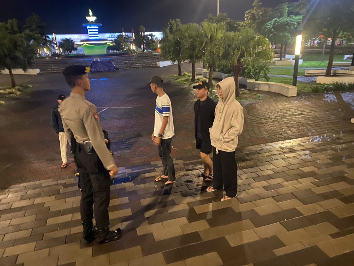 Satuan Samapta Polres Ciamis Patroli Jalan Kaki di Alun Alun Ciamis Beri Imbauan Kamtibmas