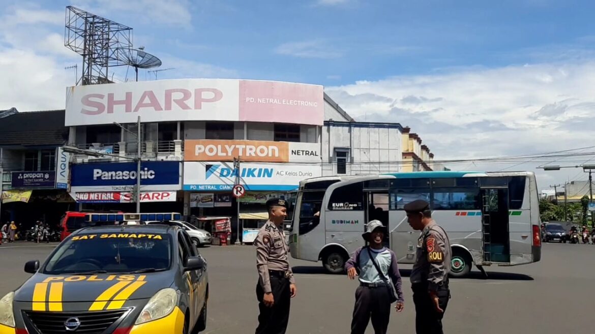 Berikan Rasa Aman, Sat Samapta Polres Ciamis Beri Himbauan Kamtibmas Kepada Warga