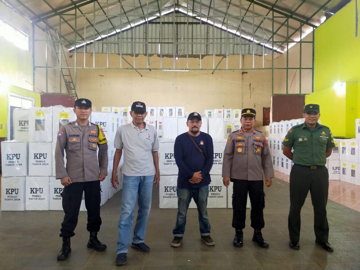 Polsek Cipaku Polres Ciamis Giat Monitoring Anggota Pengamanan Gudang Logistik Pemilu 2024 di PPK Kec Cipaku