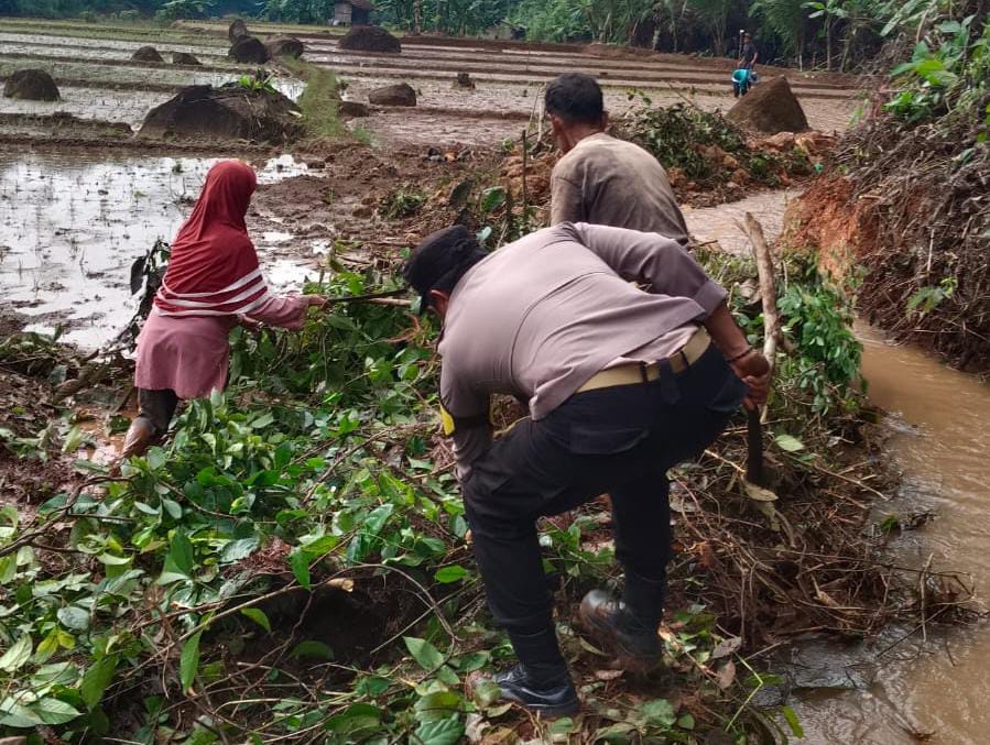 Soliditas TNI-Polri, Polsek Sukadana Baksos Bersihkan Material Tanah Longsor di Salakaria