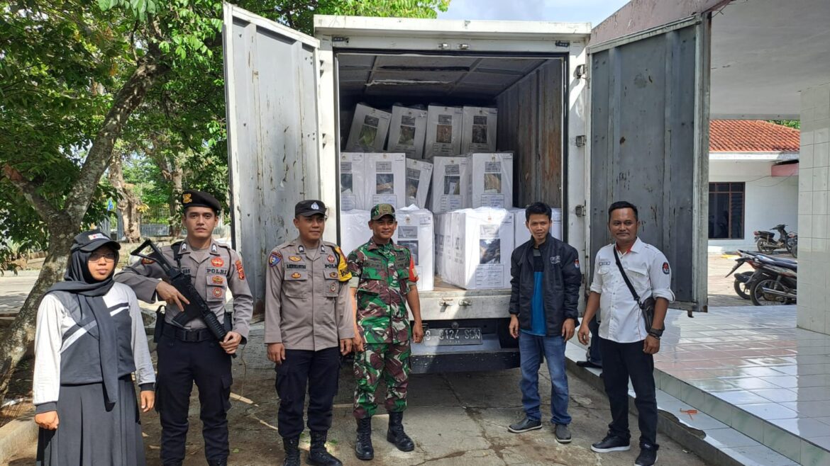 Polres Ciamis Pengamanan Distribusi Logistik Pilpres ke Tingkat PPK Kecamatan Purwadadi
