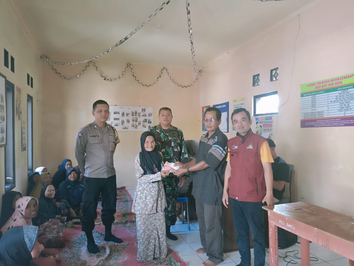 Polsek Cipaku Polres Ciamis Awasi Penyaluran Bantuan PKH ke Warga Desa Gereba