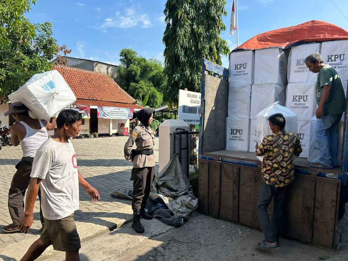 Personel Polda Banten Amankan Pendistribusian Logistik Pemilu 2024