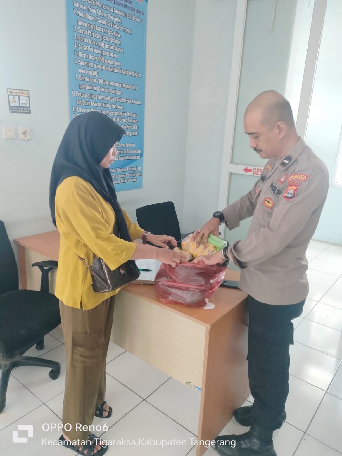 Besuk Tahanan Barang Bawaan di cek langsung, Petugas Sat Tahti Polresta Tangerang
