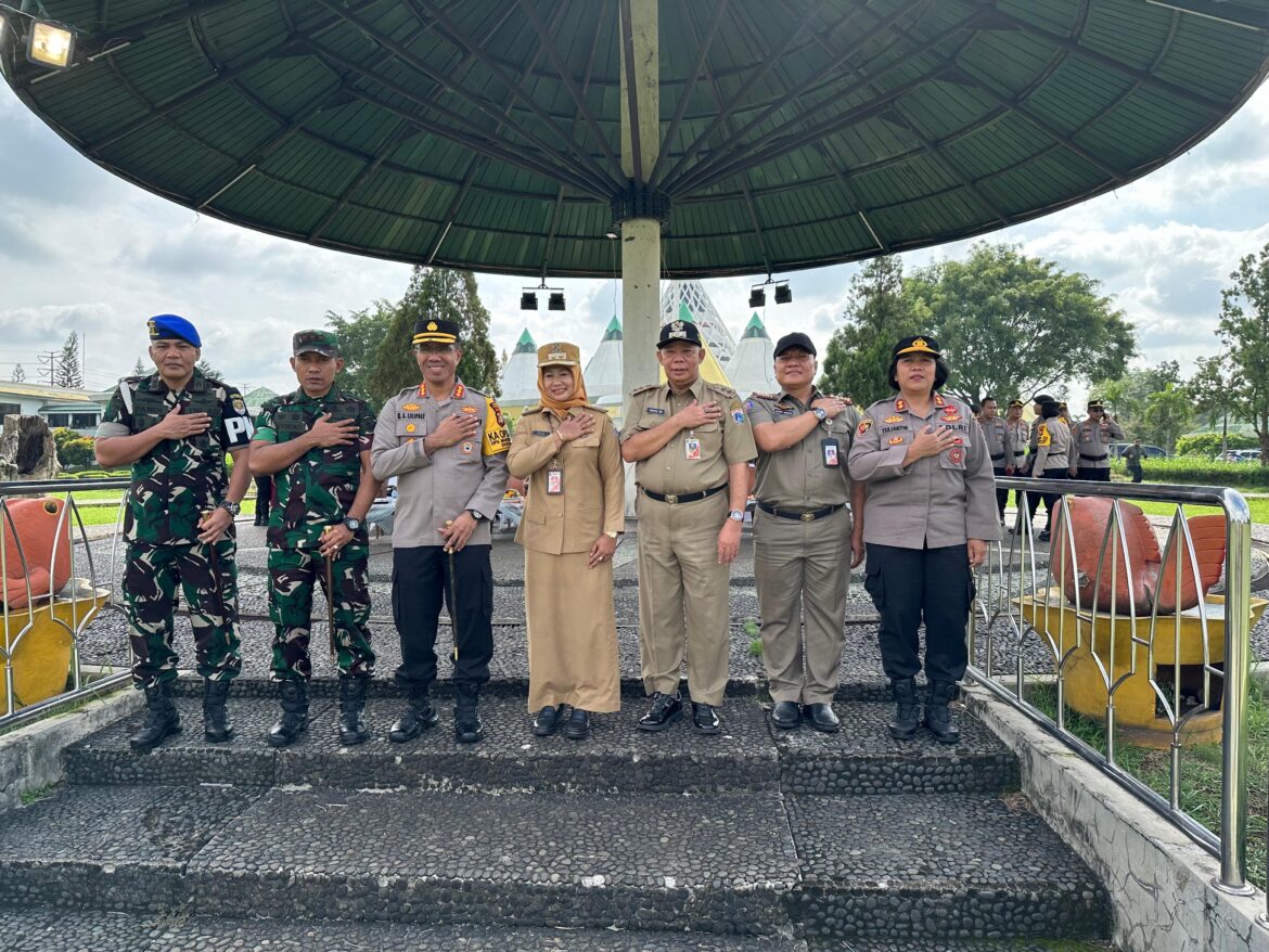 Apel gelar Pergeseran Pasukan dalam rangka pengamanan Pemilu 2024 Polres Metro Jakarta Timur