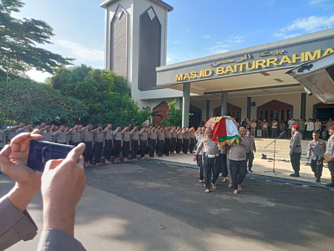 Polda Banten Gelar Upacara Pemberangkatan Jenazah AKBP Edi Mulyono