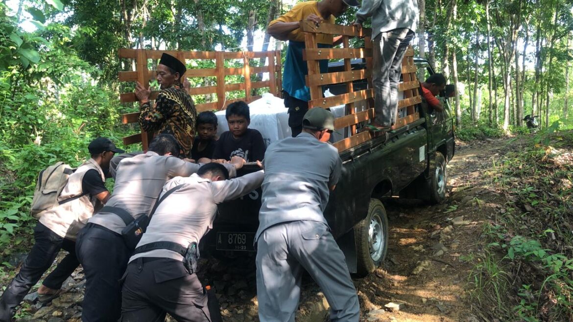 Perjuangan Aparat Kawal Logistik Pemilu di Pedalaman Desa Batu Hideng Kecamatan Cimanggu Kabupaten Pandeglang