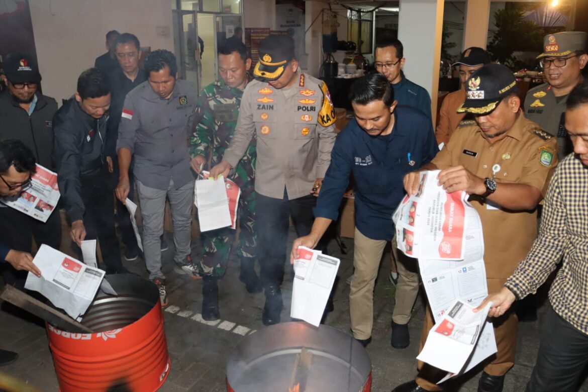 Kapolres Metro Tangerang Kota Hadiri Pemusnahan Surat Suara Rusak di KPUD Kota Tangerang