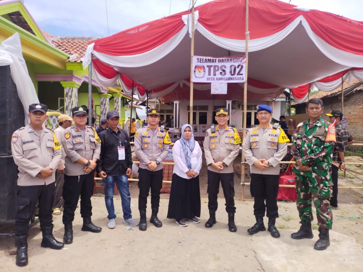 Laksanakan Pengecekan TPS, Kabidhumas Polda Banten Berikan Semangat Kepada Personel Pengamanan