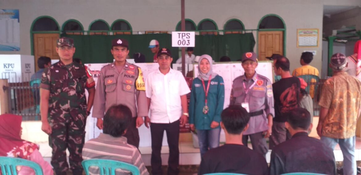 Polsek Cimaragas Polres Ciamis Giat Pengamanan Pemilu 2024 di 9 TPS Desa Jelegong