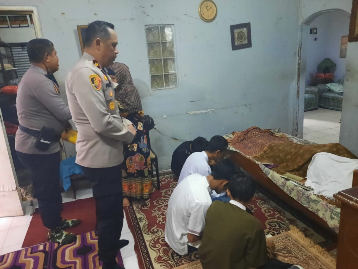 Kapolsek Matraman Taksiah ke Anggota PPSU yang Meninggal Dunia Saat Menjalankan Tugas Pada Pemilu 2024