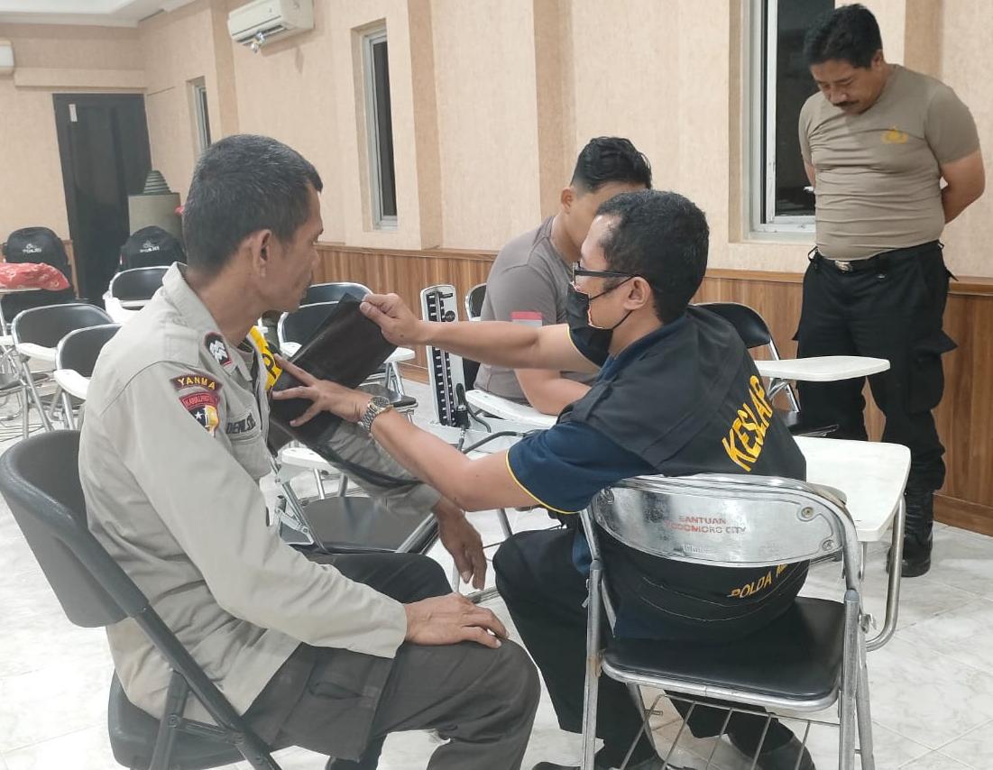 Pastikan Kesehatan Petugas Selama Pemilu 2024 Terjaga, Sie Dokkes Polres Jakbar Lakukan Pengecekan Kesehatan Dan Beri Multivitamin