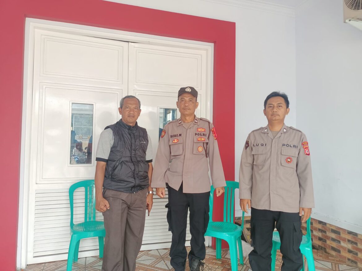 Pengamanan Kotak Suara di PPK Kecamatan Tambaksari oleh Polsek Rancah