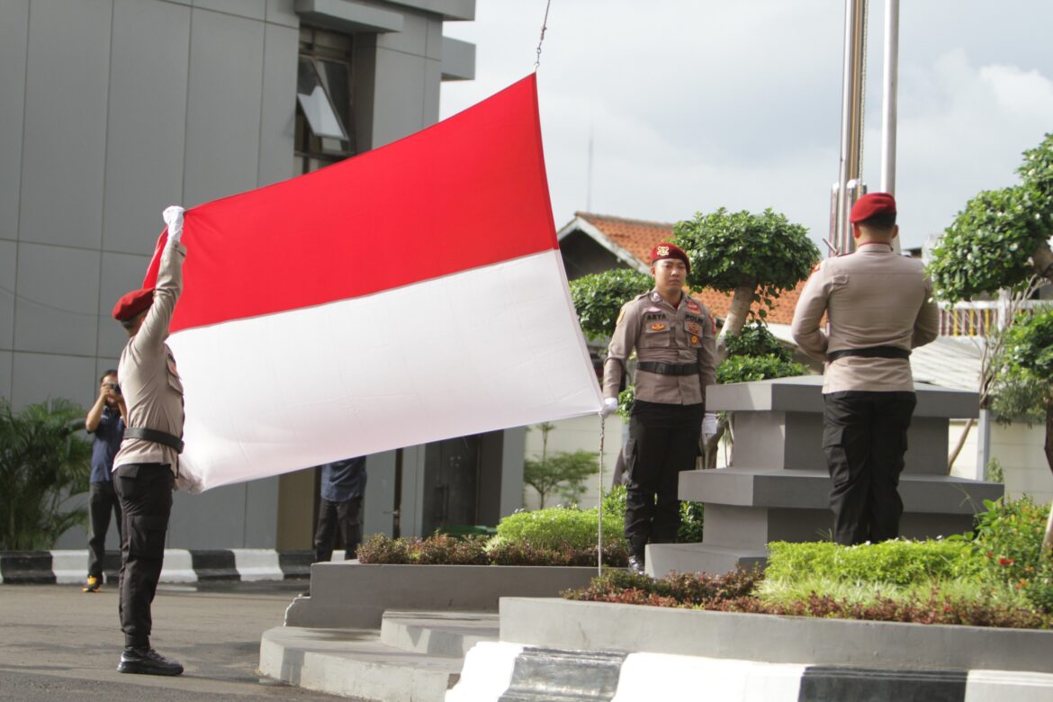 Kapolres Metro Jakarta Barat Pimpin Upacara Bendera Peringati Hari Kesadaran Nasional 2024