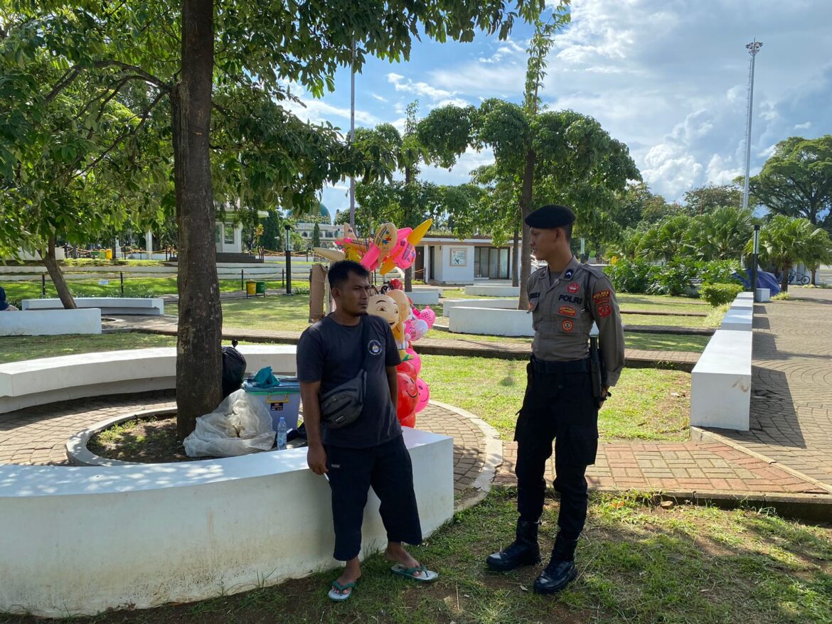 Satuan Samapta Polres Ciamis Patroli Jalan Kaki di Alun Alun Ciamis Beri Imbauan Kamtibmas