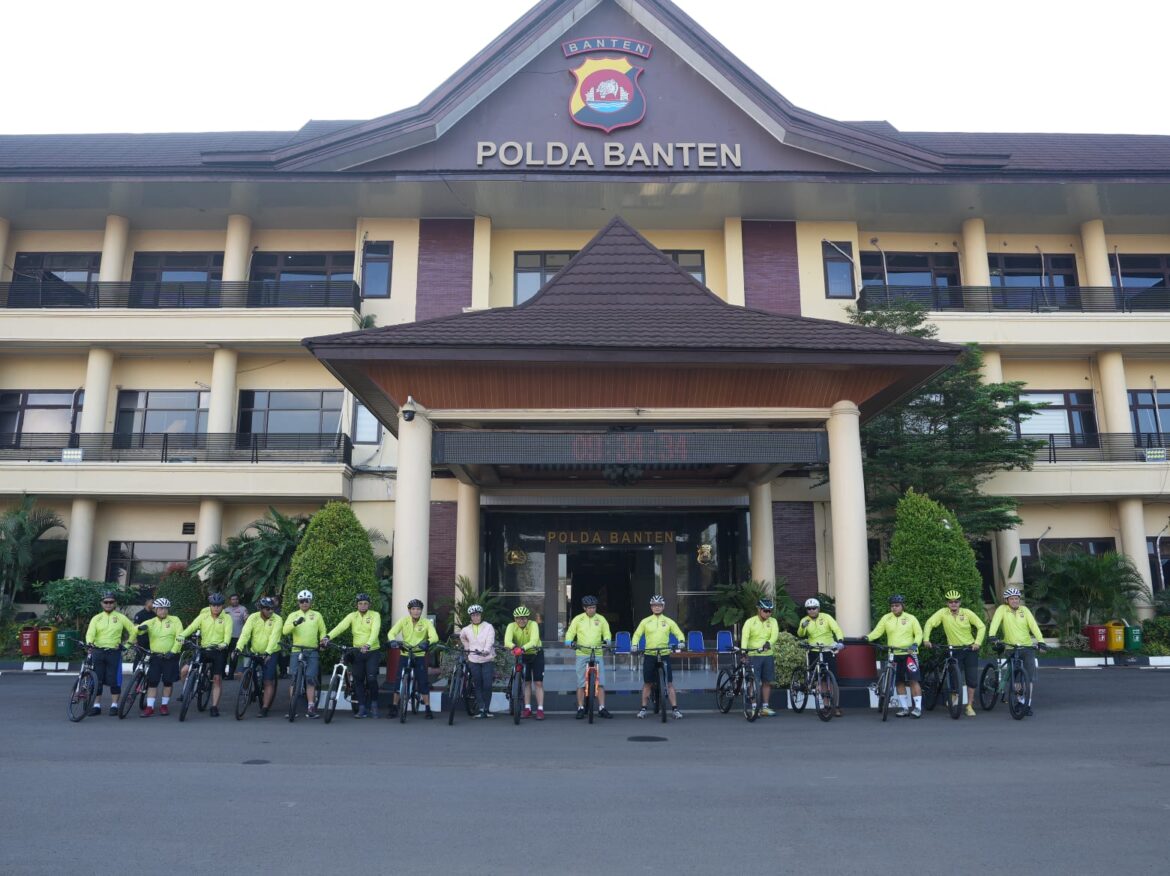 Jaga Stamina Tubuh, Kapolda Banten Bersama PJU Polda Banten Lakukan Fun Bike dan Latihan Menembak