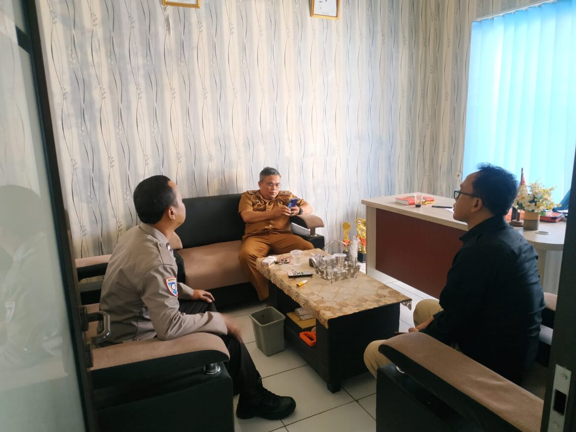 Ops Mantap Brata, Polsek Cimaragas Patroli Dialogis ke Warga di Kantor Desa Cidolog
