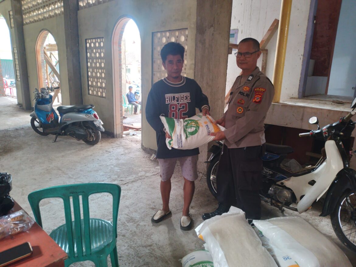 Pastikan Tepat Sasaran, Polsek Ciamis Polres Ciamis Awasi Distribusi Bapanas di Desa Petirhilir