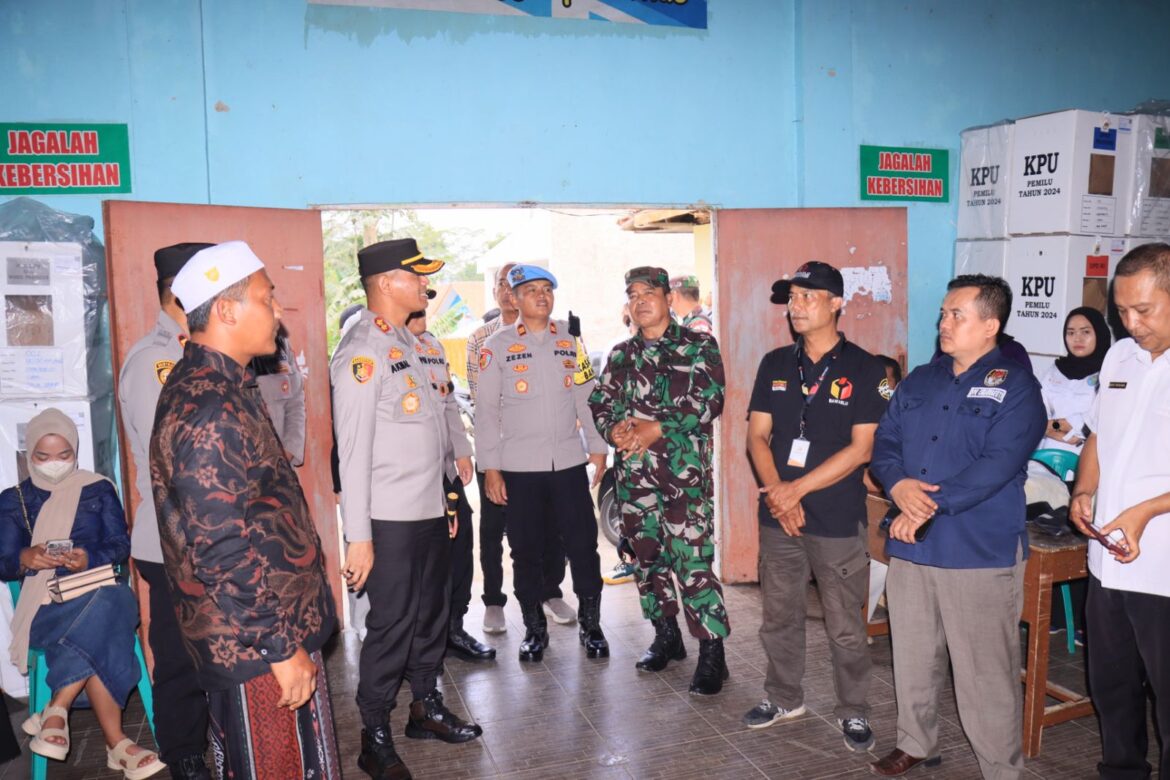 Kapolres Ciamis Monitoring Giat Pleno Terbuka Rekapitulasi Hasil Pemilu 2024 di Gudang Logistik PPK Kecamatan Cihaurbeuti