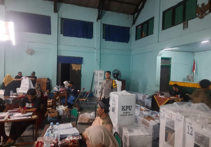 Polsek Lakbok Polres Ciamis Bersiaga Amankan Proses Rekapitulasi Tingkat PPK Lakbok