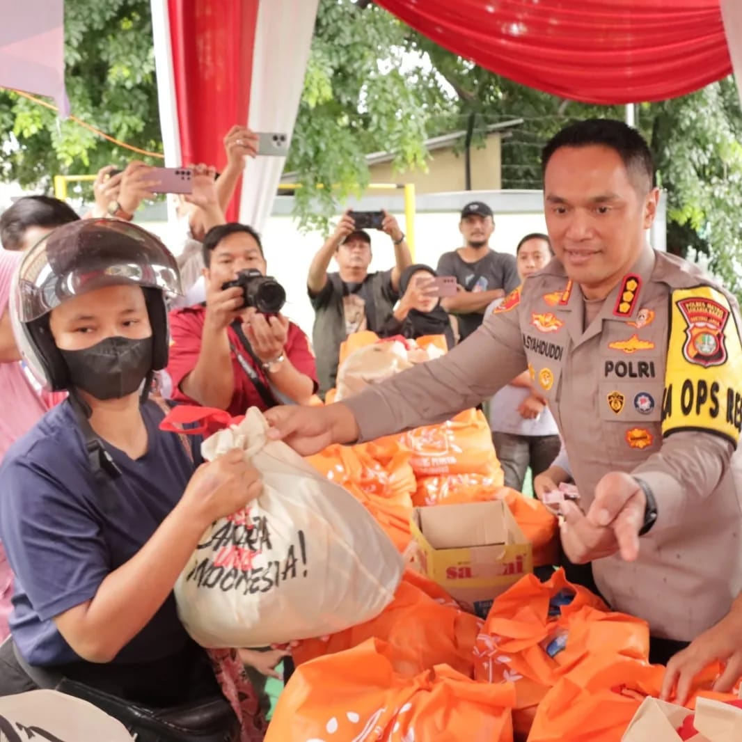 Bazar Sembako Murah Polres Metro Jakarta Barat Diserbu Warga, 2.000 Paket Sembako Ludes