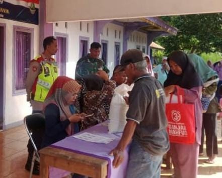 Polsek Cisaga Polres Ciamis Awasi Distribusi Bapanas Beras 10 Kg ke Warga Cisaga