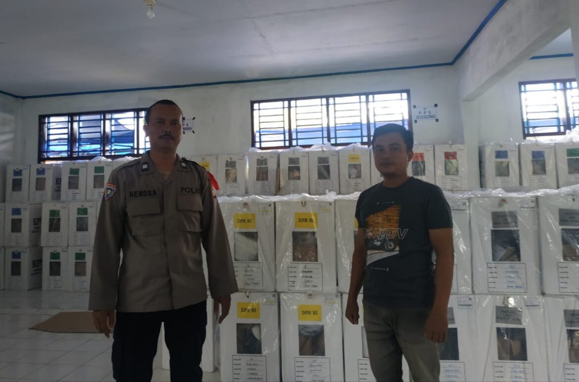 Ops Mantap Brata, Polsek Cimaragas Siagakan PAM di PPK Cimaragas Pasca Pencoblosan